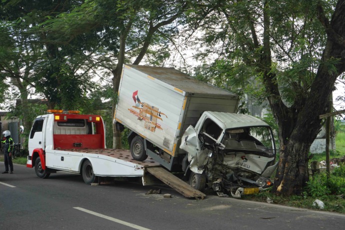 RUSAK PARAH: Polisi mengatur lalu lintas di Jl Kapten Tendean, Kelurahan Blabak, Pesantren sebelum truk trailer nahas yang mengalami kecelakaan beruntun kemarin pagi dievakuasi. (Foto: Habibah A. Muktiara)