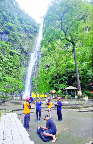 TUTUP SEMENTARA: Petugas BPBD bersama Disporabudpar Kabupaten Nganjuk melakukan asesmen bersama di kawasan wisata Air Tejun Sedudo. (Foto: BPBD Kabupaten Nganjuk untuk JP Radar Nganjuk)