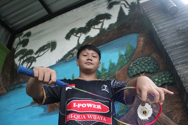 GIGIH: Kenzo Amedeuz Caesar berlatih di rumahnya kemarin. (Foto: Iqbal Syahroni)