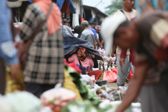 RAMAI: Pedagang di Pasar Induk Pare berjualan di pelataran. Banyak yang belum memanfaatkan los dan kios di pasar grosir tersebut. (Foto: Wahyu Adji)