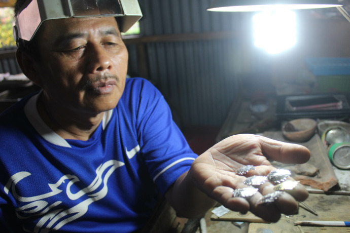 TERAMPIL: Suciono menunjukkan beberapa produk ukir logamnya yang banyak dikirim ke Bali. (Foto: Wahyu Adji)