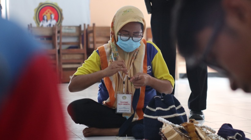 TELATEN: Salah satu warga binaan Rutan Klas II-B Nganjuk membuat kerajinan. (Foto: Karen Wibi)