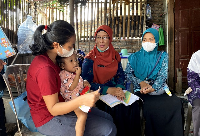 DOOR TO DOOR: Kabid Kesehatan Masyarakat Dinkes Kota Kediri Wigati menemui ibu dan balita ketika pemantauan di Kelurahan Balowerti, Kecamatan Kota Kediri kemarin. (Ilmidza Amalia Nadzira/JPRK)