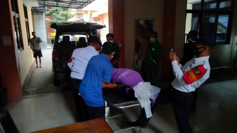 LACAK JEJAK: Petugas Polsek Kunjang menyisir aliran Sungai Konto, Dusun Besuk, Desa Juwet, Kecamatan Kunjang mencari korban tenggelam (3/3). (Foto: Polsek Kunjang)