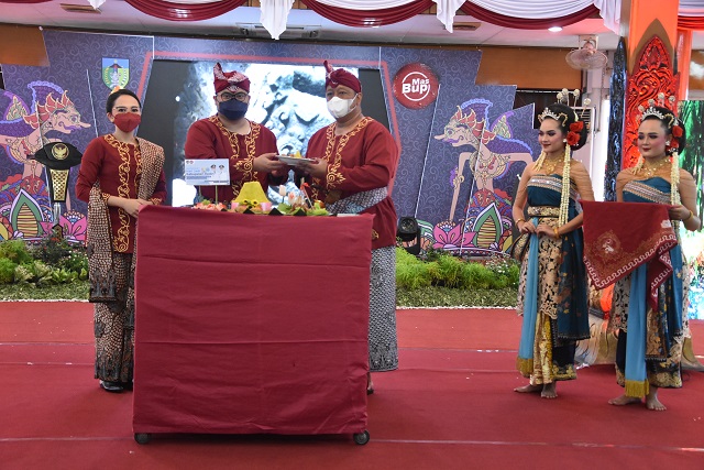 KOMPAK: Dari kanan, Ketua DPRD Kabupaten Kediri Dodi Purwanto, Bupati Hanindhito Himawan Pramana, dan Ketua TP PKK Eriani Annisa memotong tumpeng hari jadi. Sinergi eksekutif dan legislatif yang baik mampu memulihkan perekonomian di Bumi Panjalu. (Foto: P