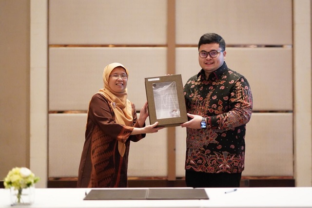 TATA WILAYAH: Bupati Hanindhito Himawan Pramana menerima dokumen RDTR Banyakan-Grogol di Kementerian ATR/BPN, Selasa (14/3) lalu. (Foto: Dinas Kominfo Kabupaten Kediri For JPRK)