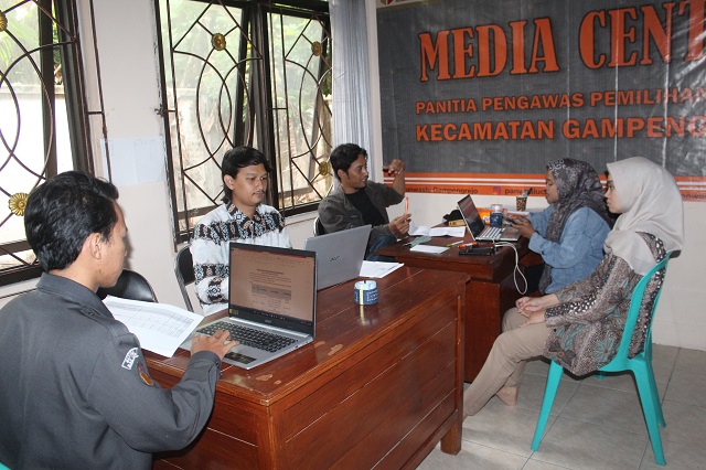 DISKUSI: Panwascam Gampengrejo berdiskusi tentang tahapan pengawasan setelah pelaksanaan pencocokan dan penelitian (coklit) di sekretariat kantor Kecamatan Gampengrejo. ( Foto: Rekian )