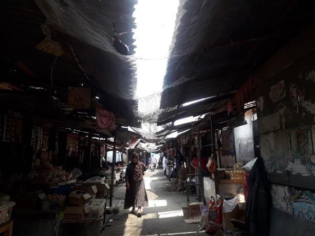 Caption: PRIHATIN: Aktivitas jual beli di Pasar Ngadiluwih masih berjalan di tengah kondisi fasilitas yang mengkhawatirkan. (Foto: Ayu Isma)