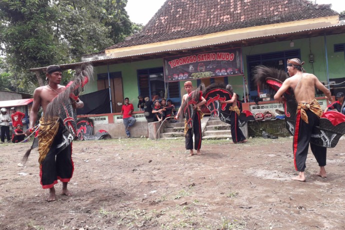 SEDERHANA: Para penari jaranan Jawa kala pentas untuk acara ‘bersih-bersih’ di Desa Banjaranyar, Kras, beberapa waktu lalu. (Foto: Ayu Isma)