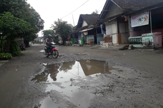 MASIH SEPI: Sejumlah wisma dan tempat hiburan di Eks Lokalisasi Krian di Desa Purwokerto, Ngadiluwih kemarin siang banyak yang masih tutup. (Foto: Ayu Isma)