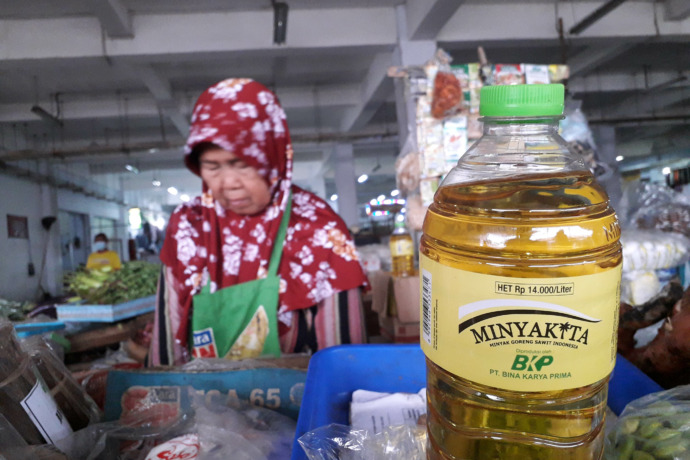 MINYAK SUBSIDI: Pedagang di Pasar Setonobetek mayoritas menjual Minyakita Rp 15 ribu atau lebih mahal Rp 1.000 dari HET. (Foto: Ayu Isma)