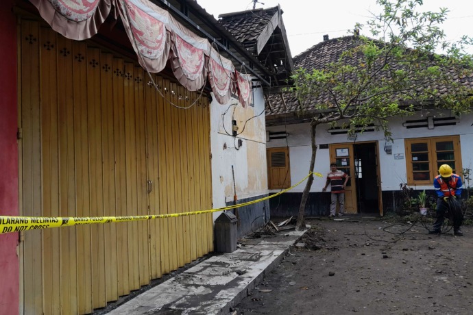 TERTUTUP: Polisi memasang police line di tiga toko yang terbakar Selasa (14/3) malam lalu. (Foto: Emilia Susanti)