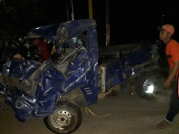 RINGSEK: Kondisi pikap yang disopiri warga Tulungagung setelah ditabrak kereta api Rapih Dhoho di Ngadiluwih, Kabupaten Kediri, Minggu (19/3). (Foto: Ayu Isma)