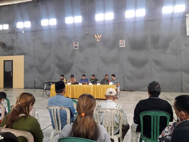 PASRAH: Puluhan pengelola tempat karaoke di eks Lokalisasi Krian mendapat sosialisasi penutupan tempat hiburan di Balai Desa Purwokerto, Ngadiluwih kemarin. (Foto: Ayu Isma)