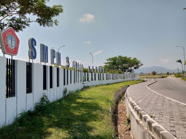 DAPAT PERHATIAN KHUSUS: Bangunan gedung SMP Negeri 3 Grogol yang berada dekat kawasan bandara. (Foto: Rekian)