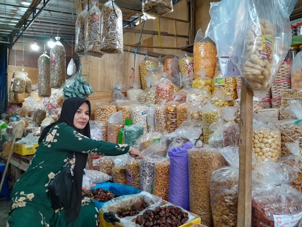 KEJAR LABA: Isrofin menanti pembeli di lapak kiosnya yang penuh dengan aneka snack untuk jajanan persiapan Lebaran di Pasar Pamenang Pare kemarin.
