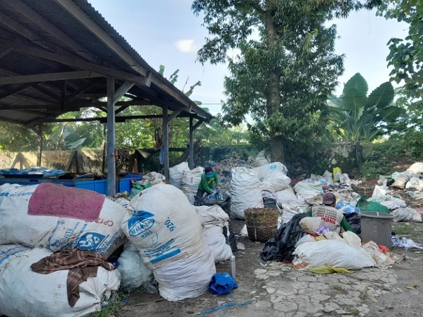 PEMBUANGAN AKHIR : Warga memilah sampah di tempat pembuangan akhir, Desa Sekoto, Kecamatan Badas. Tumpukan sampah yang dibuang di TPA Desa Sekoto (foto insert). (Foto: Emilia Susanti)