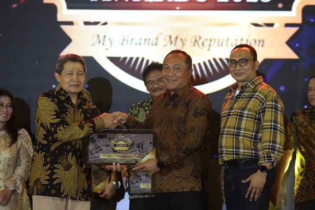 BERPRESTASI: Sekda Kabupaten Kediri M. Solikin (kiri) menyerahkan penghargaan kepada Kepala SMAN 5 Taruna Brawijaya Eko Agus Suwandi saat malam penganugerahan JP Radar Kediri Awards 2023.