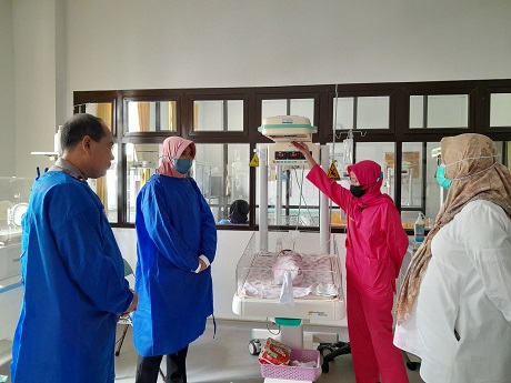 BERANGSUR PULIH: Kapolsek Purwoasri AKP Irfan Widodo dan dari Kabid Rehabilitasi Sosial Dinsos Kediri Pancawati serta dokter Dewi Rahmawati melihat kondisi bayi temuan di RSUD Kertosono kemarin. (Foto: Emilia Susanti)