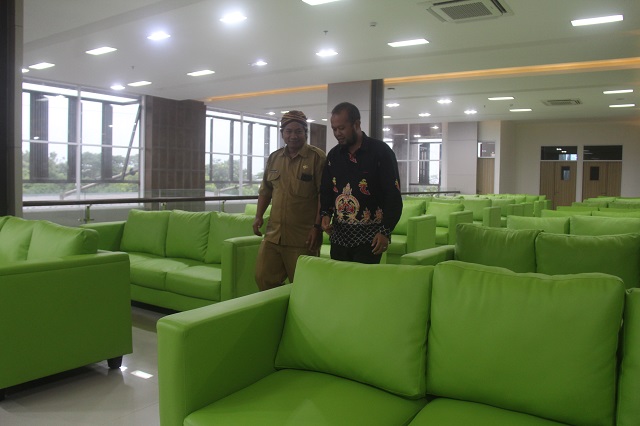 MEWAH: Direktur RSUD SLG dr Tony Widyanto, Sp.OG dan Humas RSUD SLG Fida Shihab Azzuhri menunjukkan ruang tunggu gedung VVIP yang dilengkapi dengan deretan sofa untuk menunjang kenyamanan pasien. (Foto: RSUD SLG For JPRK)