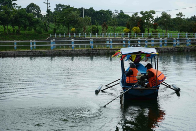 SEGAR: Penunjung menikmati suasana wisata di Sumber Air Jambangan di Desa Tempurejo, Kecamatan Wates. Mata air di sini alami dan tak pernah kering. (Foto: Habibah A. Muktiara)