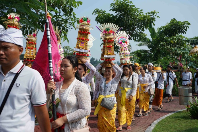 ANTUSIAS: Umat Hindu Kota Kediri mengarak sesaji untuk ritual melasti di Sungai Brantas. Di Kabupaten Kediri, umat menggelar ritual larung sesaji di Waduk Siman. (Foto: Ilmidza Amalia Nadzira)