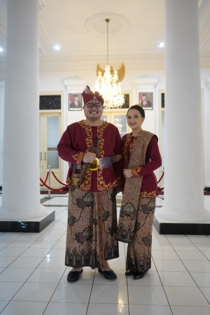 Bupati Hanindhito Himawan Pramana dan Ketua TP PKK Kabupaten Kediri Eriani Annisa memakai busana khas Kediri. (Foto: Pemkab Kediri For JPRK)