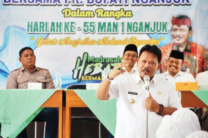 TELADAN: Kang Marhaen saat menyampaikan materi di MAN 1 Nganjuk,  Selasa (7/3). (Foto: Karen Wibi)