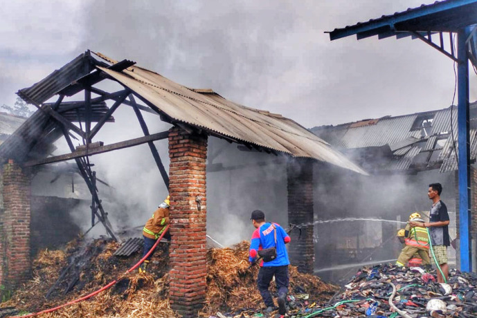 PEMBASAHAN : Petugas PMK kabupaten melakukan pembasahan agar api tidak tersulut kembali. (Foto: PMK Ngadiluwih for JPRK)