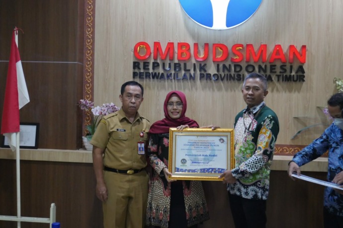 HARUS DITINGKATKAN: Wabup Kediri Dewi Mariya Ulfa menerima penghargaan kepatuhan tinggi UU Pelayanan Publik dari Ombudsman.