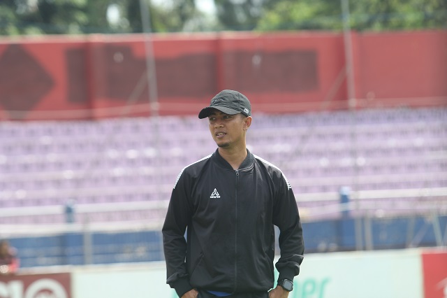 SEMANGAT: Wimba Sutan bersiap melatih atlet yang akan berlaga di Porprov Jatim. (Foto: Iqbal Syahroni)