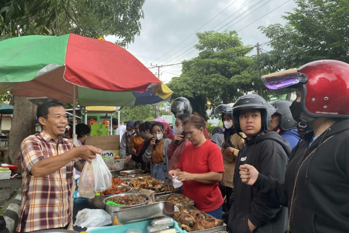 LARIS MANIS: Penjual takjil di Jl Jaksa Agung Suprapto melayani pembeli yang berburu menu buka puasa di lapaknya kemarin. (Foto: Ilmidza Amalia Nadzira)