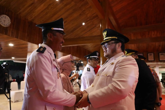 JABATAN BARU: Bupati Hanindhito Himawan Pramana (kanan) menyematkan pin kepada Purwanto. Mantan wasit sepakbola itu menjabat Kades Damarwulan, Kepung. (Foto: Wahyu Adji)