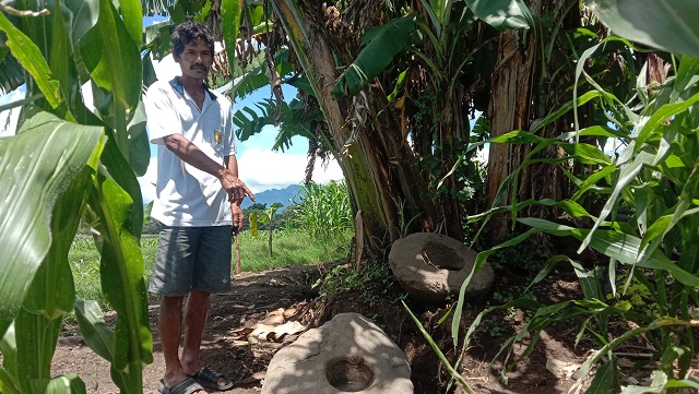 BERNILAI SEJARAH: Kepala Desa Klampisan Mohammad Fajri menunjukkan salah satu benda bersejarah yang ditemukan di situs reruntuhan kuno di Dusun Glatik, Desa Klampisan, Kecamatan Kandangan. (Foto: Asad M.S)
