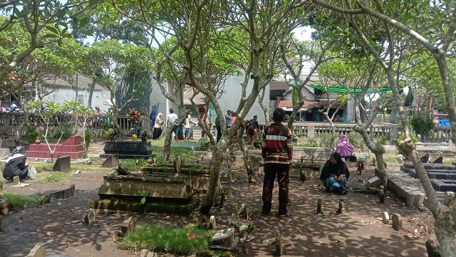 SUDAH TRADISI: Para peziarah mendatangi makam leluhurnya di pemakaman umum Desa Blabak, Kecamatan Kandat. (Foto: Asad M.S)
