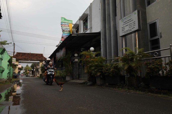JADI JUJUKAN: Warga melintas di depan Puskesmas Gampengrejo yang selama ini jadi rujukan masyarakat dalam berobat. ( Foto: Wahyu Adji )