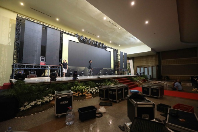 SENTUHAN AKHIR: Panitia mempersiapkan panggung untuk venue JP Radar Kediri Awards yang akan berlangsung nanti malam di Ballroom Restoran Panglima kemarin. ( Foto: Wahyu Adji )