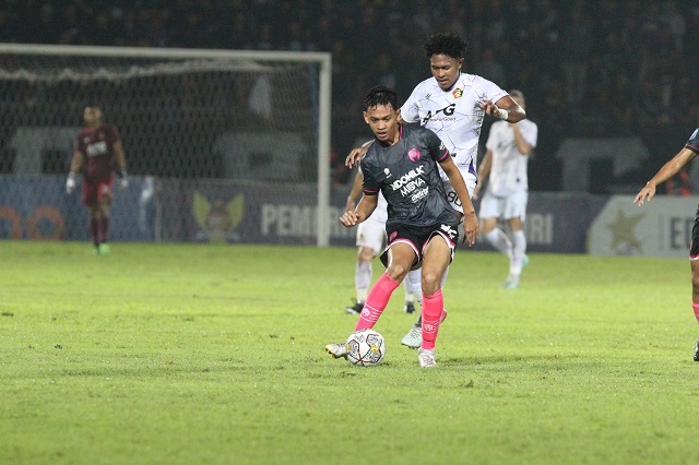 MUDA BERTALENTA: Braif Fatari saat merebut bola dari Persita Tangerang Jumat (24/3) malam. (Foto: Iqbal Syahroni)
