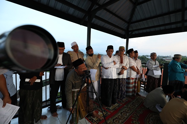 TERHAMBAT CUACA: Anggota BHR Kabupaten Kediri mengamati hilal di MAN 3 Kandangan kemarin sore. Meski hilal tak terlihat karena terhalang mendung, mereka mengikuti hasil sidang isbat yang menetapkan puasa Ramadan dimulai hari ini. (Foto: Wahyu Adji)