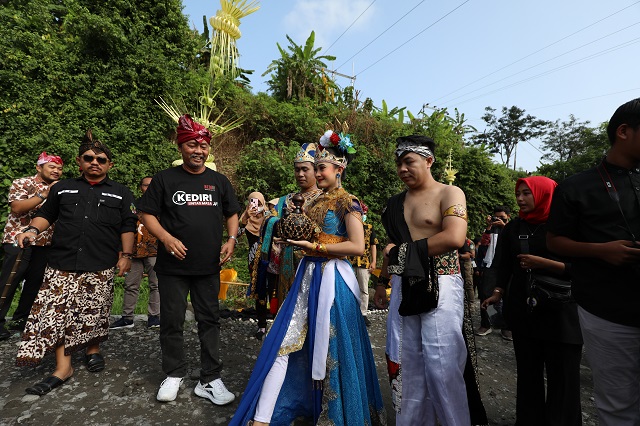 RITUAL: Ketua DK4 Kabupaten Kediri Imam Mubarok (kiri) dan Kepala Disparbud Adi Suwignyo usai pengambilan air dari Sungai Serinjing yang akan disatukan dengan air dari enam sumber lainnya untuk penyucian pagi ini. (Foto: Wahyu Adji)