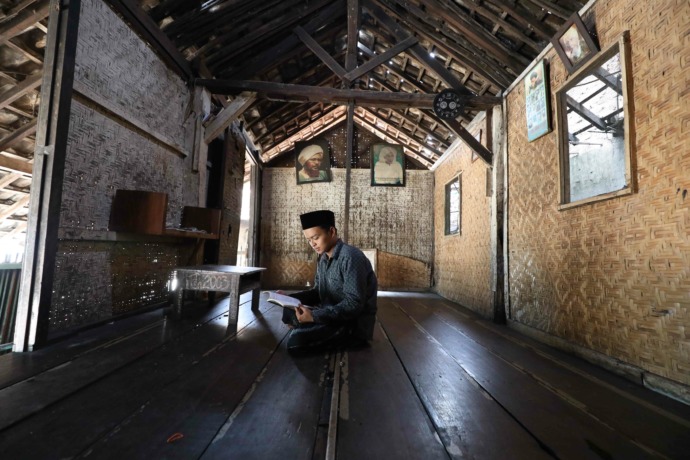 KHUSYUK: Seorang santri Lirboyo membaca kitab di Langgar Angkring, kawasan Ponpes Lirboyo. (Foto: Wahyu Adji)