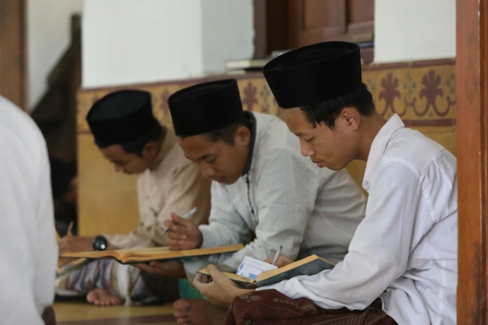 TEKUN: Sebagian santri kilatan Ponpes Lirboyo mengikuti kajian kitab kuning yang berlangsung di Masjid Lawang Sanga kemarin. (Foto: Wahyu Adji)