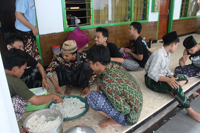 AKRAB: Santri makan di nampan jadi tradisi di pesantren. (Foto: Rekian)