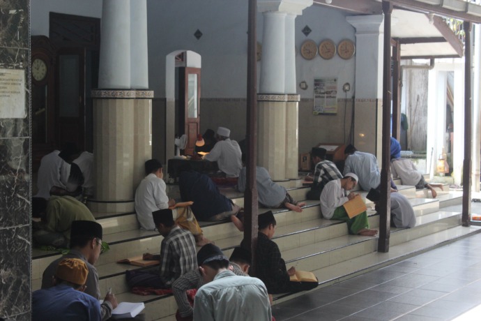 SERIUS: Para santri di pondok induk Al falah Ploso, Mojo ketika mengikuti pengajian pada Selasa (22/3) lalu. (Foto: Rekian)