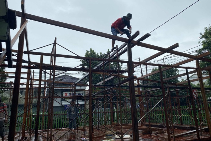 DIKEBUT: Sejumlah pekerja melanjutkan pembangunan gazebo di depan SDN Kampungdalem yang akan jadi tempat relokasi PKL. (Foto: Ilmidza Amalia Nadzira)