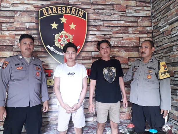 TERBORGOL: Petugas Polsek Ngadiluwih mengapit dua tersangka pengeroyokan, Arya Riyan Sinda (dua dari kanan) dan Andi Prastiono, di mapolsek kemarin. (Foto:  Ayu Isma)