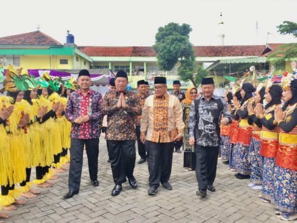DISAMBUT HANGAT: Kakanwil Kemenag Jawa Timur Husnul Maram disambut salawat saat tiba di MTsN 1 Kediri.