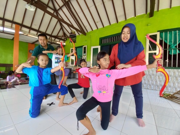 TARI TRADISIONAL: Birowo dan Putri, anaknya mengajari anakanak menari tradisional di Sanggar Tari Sekar Putri kemarin. (Foto: Andhika Attar)