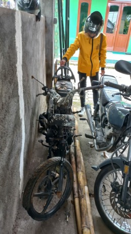 HANGUS: Sepeda motor Honda Kalong milik Jamal dibakar warga. Motor menjadi BB di Mapolsek Ngetos kemarin. ( Foto: Andika Attar )