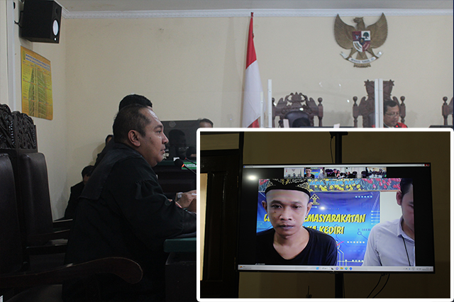 PERTAMA : JPU Joko Pramudhiyanto sedang membacakan surat dakwaan terhadap terdakwa M. Irji Tri di Pengadilan Negeri Kabupaten Kediri kemarin. (Foto: Habibah A. Muktiara)